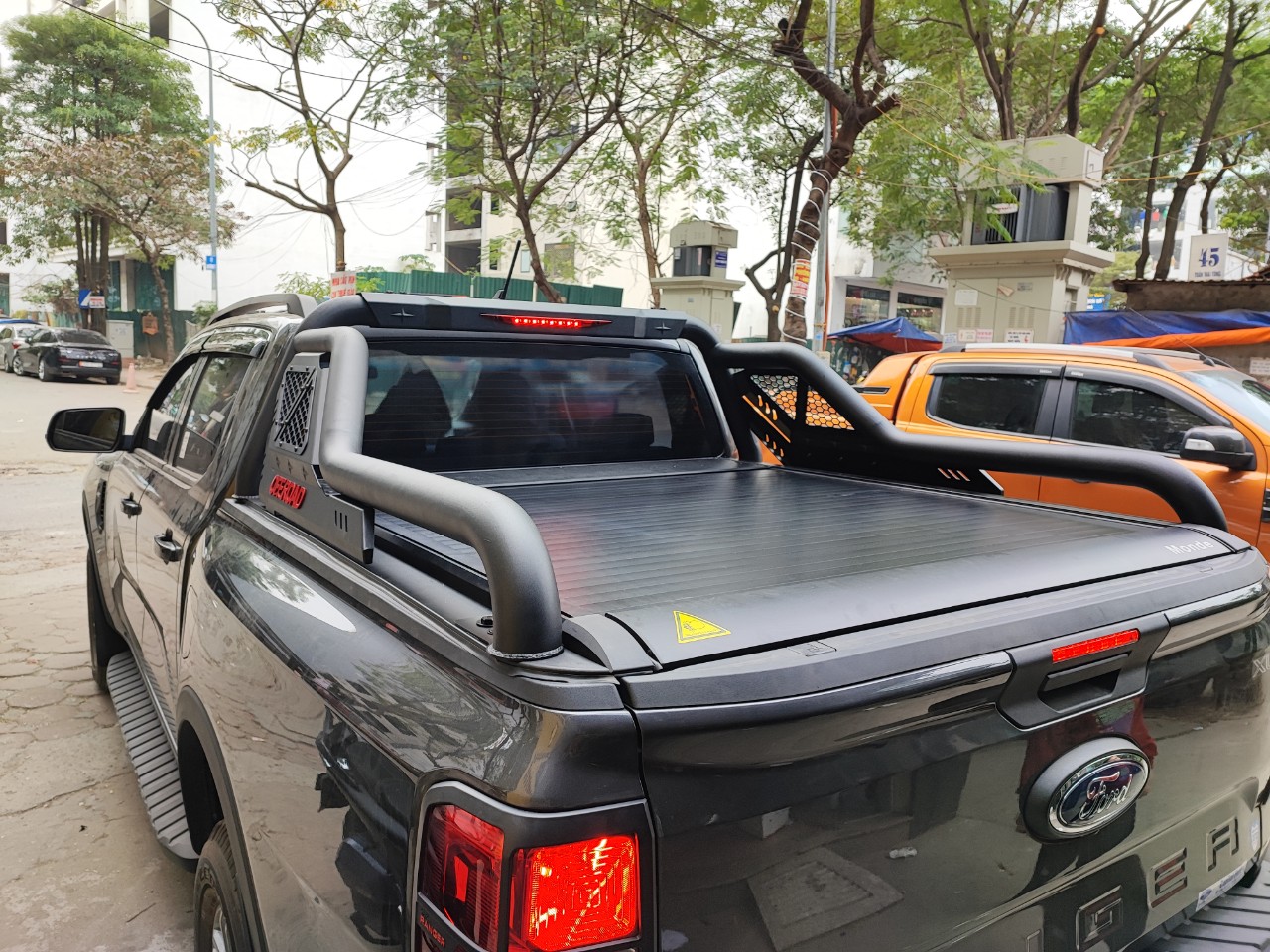 Nắp thùng cuộn điện Ford Ranger